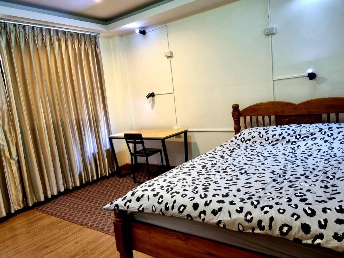 T2B Hostel Chiang Mai Bagian luar foto